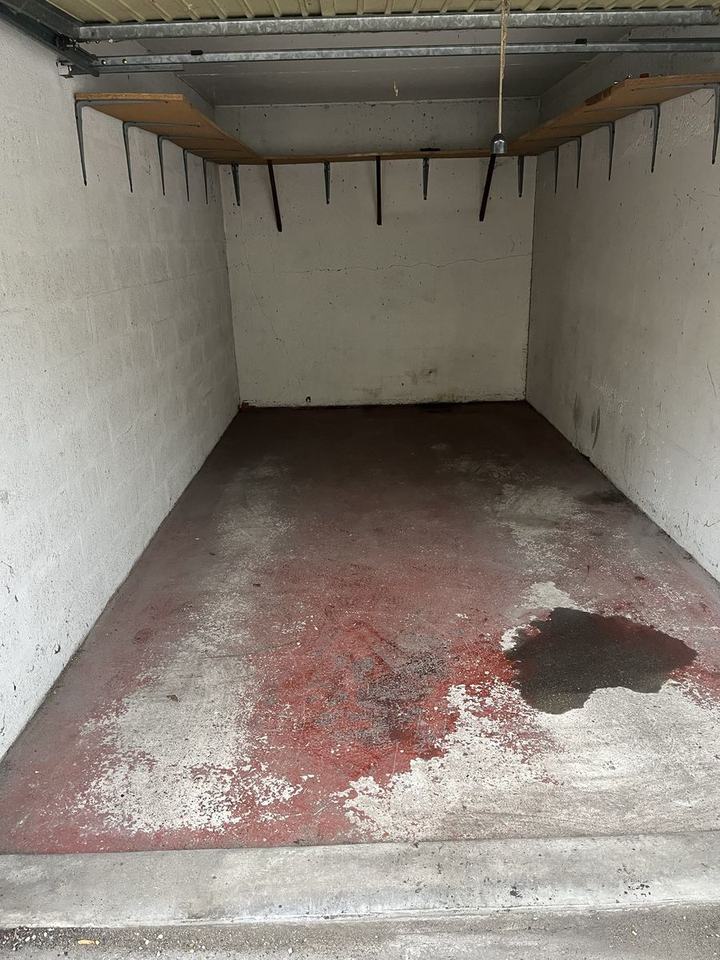 Le même garage entièrement vidé après le débarras